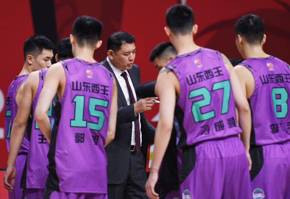 明日NBA常规赛，热火客场挑战湖人。